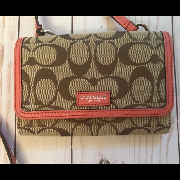 Coach Cute 😊 Mini Crossbody Wallet ❤️ - Picture 2 of 5